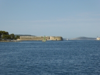 Die Festung (Tvrdava Sv. Nikole) an der Einfahrt zur Krka.